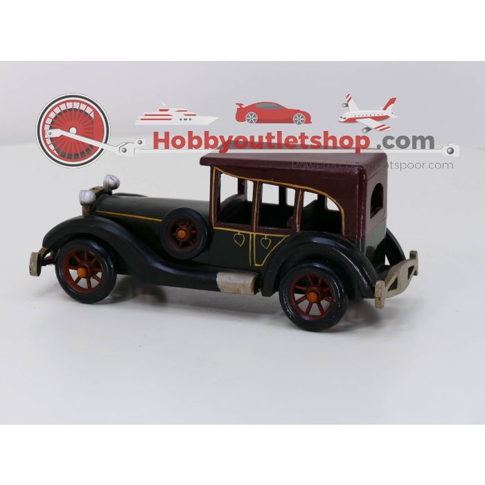 Vintage houten auto. Lengte 31 cm. breedte 13 cm en hoogte 13 cm #3710
