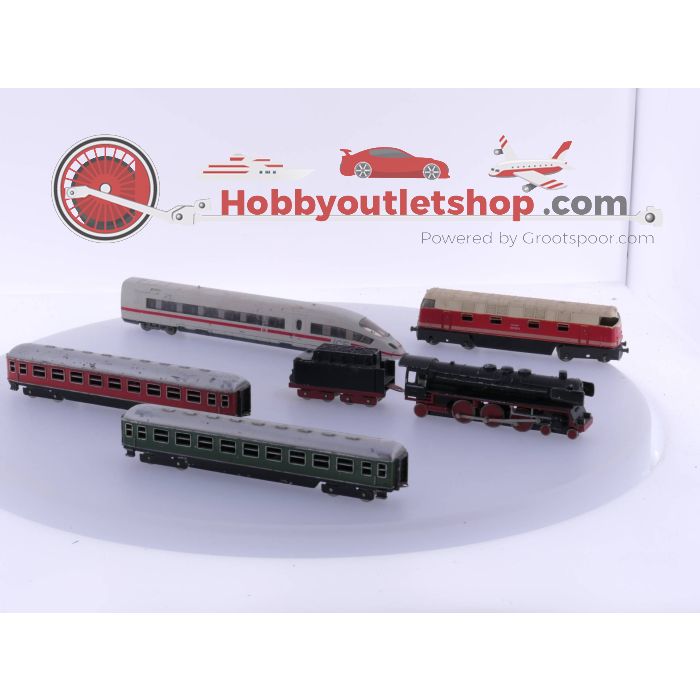 Schaal N Assortiment Dummy's, een stoomloc met tender en een groen en een rood rijtuig, een Koprijtuig 1e klas ICE van de DB en een Piko 118 86-8 dieselloc van de DR #4762