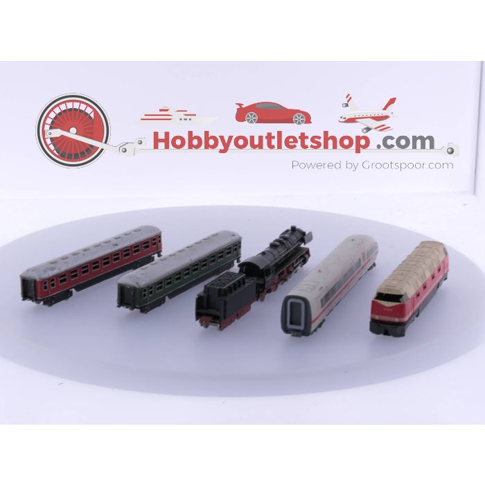 Schaal N Assortiment Dummy's, een stoomloc met tender en een groen en een rood rijtuig, een Koprijtuig 1e klas ICE van de DB en een Piko 118 86-8 dieselloc van de DR #4762