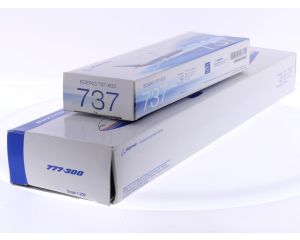 Schaal 1:200 set van 2 Boeing 737-900 Reg. N/A en Boeing 777-300 Reg. N/A The Boeing Company #8051