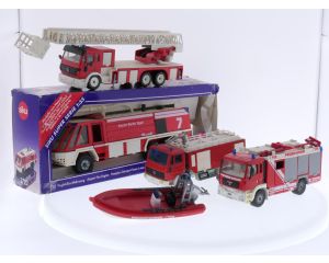 Schaal 1:55 Siku 2921, 3433, 3722 en 4115 set van 4 brandweer voertuigen met boot #8660