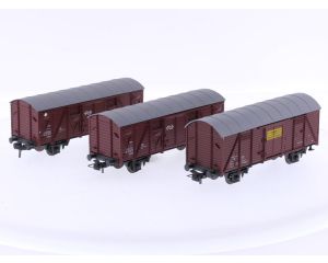 Schaal H0 Roco 4310B (46041) en 2 x 46060 set van 3 gesloten goederen wagons van de NS #8845