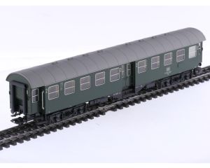 Schaal H0 Märklin 4132 personenrijtuig Umbau-rijtuig Byg 515 2e kl. met figuren van de DB #8966