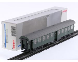 Schaal H0 Märklin 4132 personenrijtuig Umbau-rijtuig Byg 515 2e kl. met figuren van de DB #8966