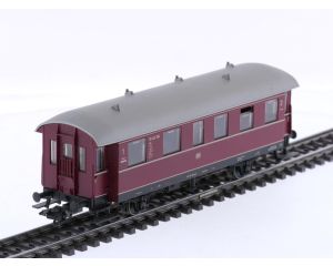 Schaal H0 Märklin 43351 personenrijtuig 1e/2e kl. 'Einheits-Nebenbahnwagen' met figuren van de DB #8982