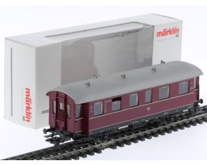 Schaal H0 Märklin 43351 personenrijtuig 1e/2e kl. 'Einheits-Nebenbahnwagen' met figuren van de DB #8982