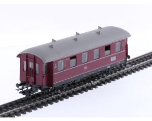 Schaal H0 Märklin 4335 personenrijtuig 2e kl. Bi 'Einheits-Nebenbahnwagen' met figuren van de DB #8983