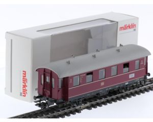 Schaal H0 Märklin 4335 personenrijtuig 2e kl. Bi 'Einheits-Nebenbahnwagen' met figuren van de DB #8983