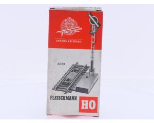 Schaal H0 Fleischmann 6013 elektrische ontkoppelrail met sein #9163