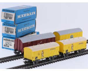 Schaal H0 Märklin 4414, 4509 en 4637 set van 4 gesloten goederenwagen "Bananen" van de DB #9172