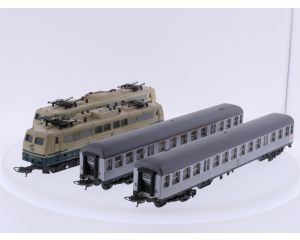 Schaal H0 Lima 208055, 9155 en 9156 elektrische locomotieven BR 151 met silberling personenrijtuigen. BASTLER #9210