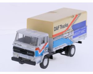 Schaal 1:50 Lion Car No. 68 DAF vrachtauto met kantel-cabine en gesloten laadbak Mighty mac sportswear #9218