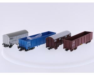 Schaal H0 Liliput 24440, 25340 met Lima 303211 en 8402 (Euro scale 5001) goederenwagens tijdperk IV-V van de NS #9704