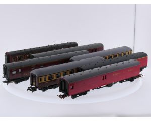 Schaal 00/H0 Jouef 454, Lima 9321, 305323, 5016 en Rivarossi 2933 set personen- en postrijtuigen 7-delig van de BR #9719