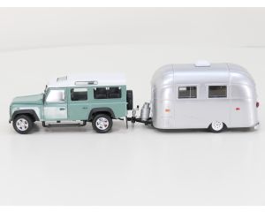 Schaal 1:24 Alloy Landrover Defender & Greenlight Bambi Airstream Sport, caravan polished silver