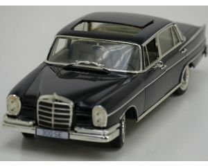 Schaal 1:18 Revell 9050 Mercedes 300 SE #944