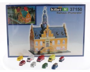 Schaal N Kibri 37150 raadhuis "Purmerend" met set van 9 voertuigen #5517
