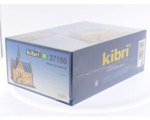 Schaal N Kibri 37150 raadhuis "Purmerend" met set van 9 voertuigen #5517