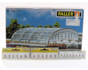 Schaal N Faller 222127 stationshal met faller 155614, Noch 36265 en 36563 figuren #5532