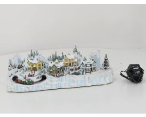 Het Thomas Kinkade "Santa's Inspiration" verlichte bewegende muzikale wonderland nodigt je uit in een Thomas Kinkade-meesterwerkdorp, gemaakt door de kerstman zelf. Sculpture nr. C1482 #4583