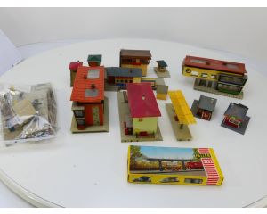 Schaal H0 stationsset ''retro'' stationsgebouwen - perrons - bijgebouwen #2786