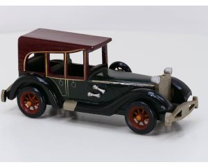 Vintage houten auto. Lengte 31 cm. breedte 13 cm en hoogte 13 cm #3710