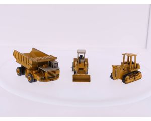 3 stuks ERTL machines, t.w. een Dump Truck, een bulldozer en een shovel #3696