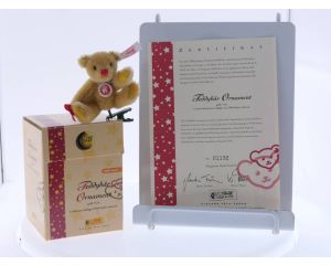 Steiff Kersttedddybeer met bel en clip 2006 037399  gelimiteerd tot 2006 Nr. 01192 met certificaat in originele verpakking #4556