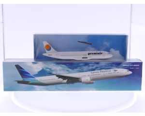 Schaal 1:200 PPC Holland 2888 en 220365 set van 2 Indonesische vliegtuigen Airbus A320 Premiair Reg. N/A en Boeing 777-300ER Reg. PK-GIA #8048