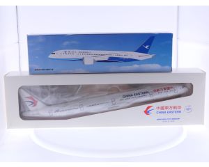 Schaal 1:200 Lupa en PPC Holland 705058 set van 2 vliegtuigen van China Boeing 787-8 Xiamen Air Reg. B-2768 en Boeing 777-300ER China Eastern Reg. B-2001 #8052