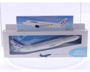 Schaal 1:200 Mega Models MM033 en PPC Holland 700855 set van 2 vliegtuigen van Strategic Airways Airbus A330-200 Reg. VH-SSA en Airbus A320 Reg. N/A  #8053