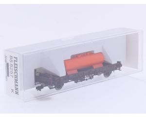 Schaal H0 Fleischmann NEW OLD STOCK 85 5257 K lageboordwagen Rmso 31 met olieketel van de DB #9481