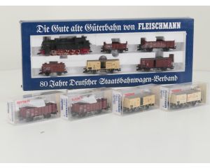 Schaal H0 Fleischmann NEW OLD STOCK COMPLETE SET 4886, 5861, 5863, 5865 en 5867 Treinset '80 Jahre Deutscher Staatsbahnwegen' met goederenwagons van de KPEV #9450