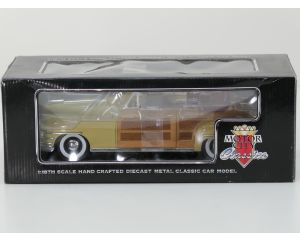 Schaal 1:18 Motor City Classics NEW OLD STOCK 5003 Chrysler Town & Country 1948 Yellow Lustre #9752