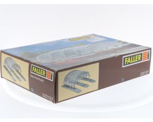 Schaal N Faller 222127 stationshal met faller 155614, Noch 36265 en 36563 figuren #5532
