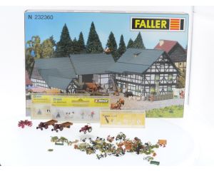 Schaal N Faller 232360 boerenhoeve met 2 x Noch 36624 figurenset, Preiser 9160 en assortiment figuren en tractoren #5555