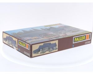 Schaal N Faller 232360 boerenhoeve met 2 x Noch 36624 figurenset, Preiser 9160 en assortiment figuren en tractoren #5555