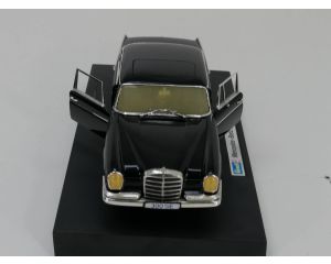 Schaal 1:18 Revell Mercedes-Benz 300 SE #3177