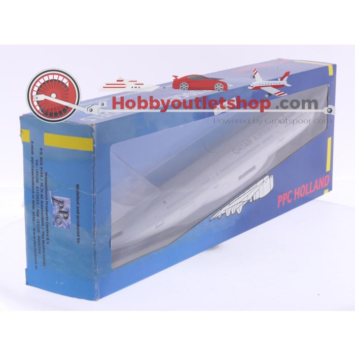 Schaal 1:200 PPC Holland 06040058 A330-300 Qatar airways Reg. NA #7754