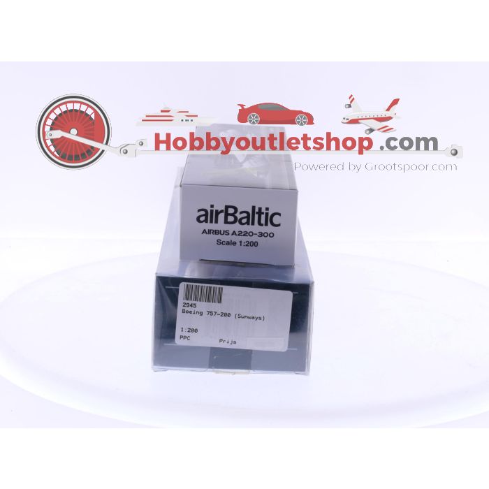 Schaal 1:200 PPC Holland 2945 en 222765 set van 2 vliegtuigen Boeing 757-200 Sunways (Sweden) Reg. N/A en Airbus A220-300 airBaltic Reg. YL-AAZ #7887