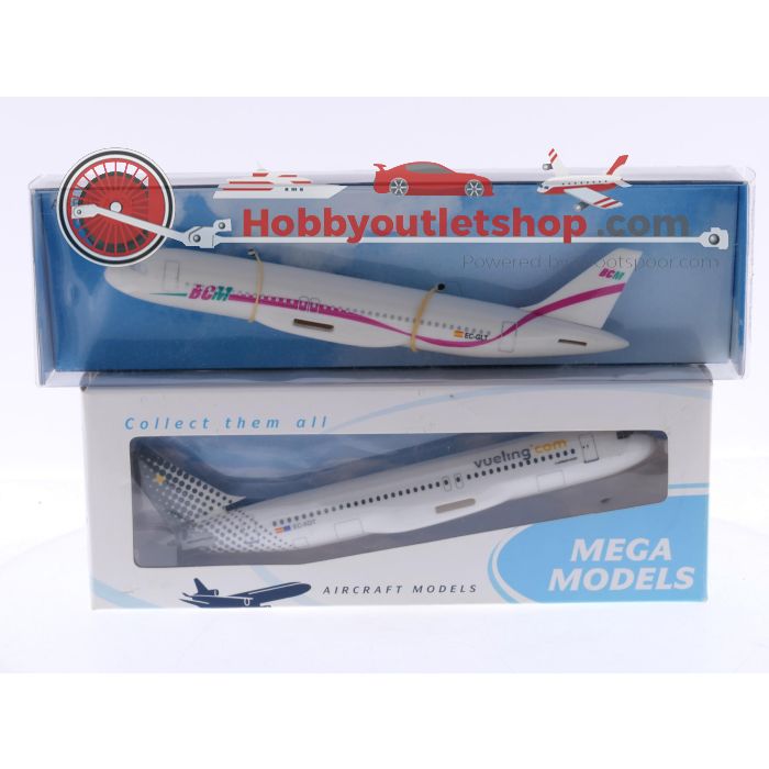 Schaal 1:200 Mega Models 701883 met PPC Holland Airbus A320 Vueling Reg. EC-KDT en Airbus A320 BCM Reg. EC-GLT #8063