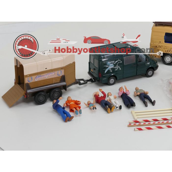 Horse on Tour Set +/- 1:24  Met Dickie Camper, Mercedes Benz bus , Paardentrailer, 7 Figuren met hippische Dressuur Hekwerken - sku: 20260613020853 - Gebruikt - Goede staat - Afbeelding 2