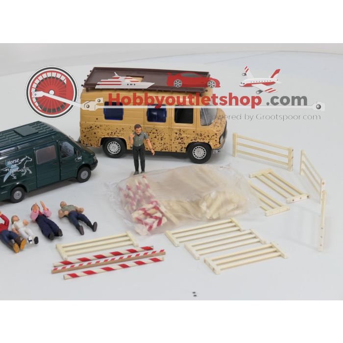 Horse on Tour Set +/- 1:24  Met Dickie Camper, Mercedes Benz bus , Paardentrailer, 7 Figuren met hippische Dressuur Hekwerken - sku: 20260613020853 - Gebruikt - Goede staat - Afbeelding 3