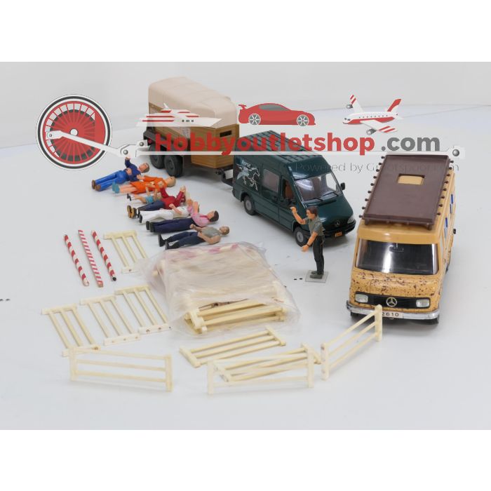 Horse on Tour Set +/- 1:24  Met Dickie Camper, Mercedes Benz bus , Paardentrailer, 7 Figuren met hippische Dressuur Hekwerken - sku: 20260613020853 - Gebruikt - Goede staat - Afbeelding 4