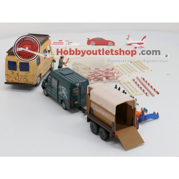 Horse on Tour Set +/- 1:24  Met Dickie Camper, Mercedes Benz bus , Paardentrailer, 7 Figuren met hippische Dressuur Hekwerken - sku: 20260613020853 - Gebruikt - Goede staat - Afbeelding 5