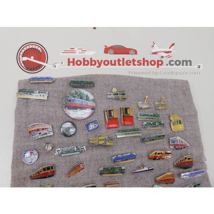 Ca. 50 speldjes, broches, pins e.d. van treinen, auto's, boten, trams etc. en een schaaltje van "the London underground" #4676 - sku: 20230727031717 - Gebruikt - Goede staat - Afbeelding 2