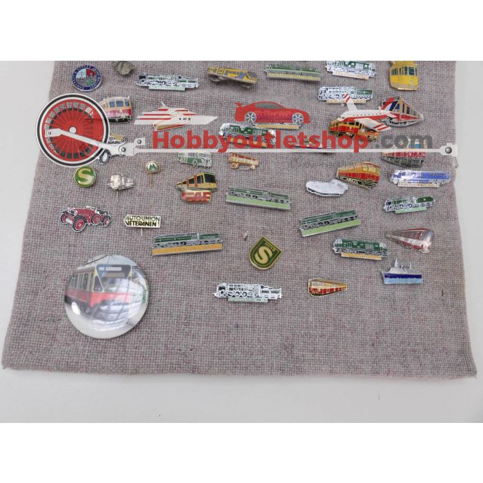 Ca. 50 speldjes, broches, pins e.d. van treinen, auto's, boten, trams etc. en een schaaltje van "the London underground" #4676 - sku: 20230727031717 - Gebruikt - Goede staat - Afbeelding 3