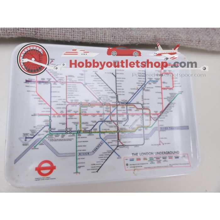 Ca. 50 speldjes, broches, pins e.d. van treinen, auto's, boten, trams etc. en een schaaltje van "the London underground" #4676 - sku: 20230727031717 - Gebruikt - Goede staat - Afbeelding 5