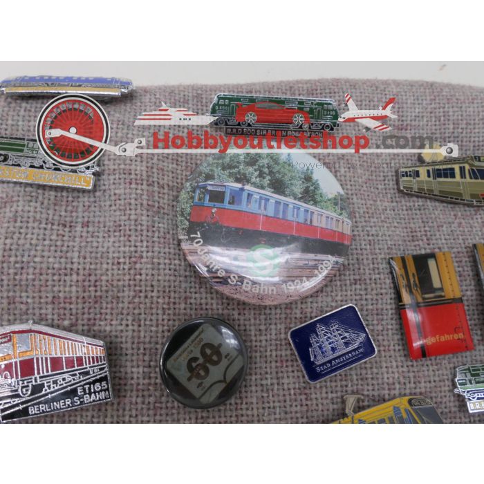 Ca. 50 speldjes, broches, pins e.d. van treinen, auto's, boten, trams etc. en een schaaltje van "the London underground" #4676 - sku: 20230727031717 - Gebruikt - Goede staat - Afbeelding 6