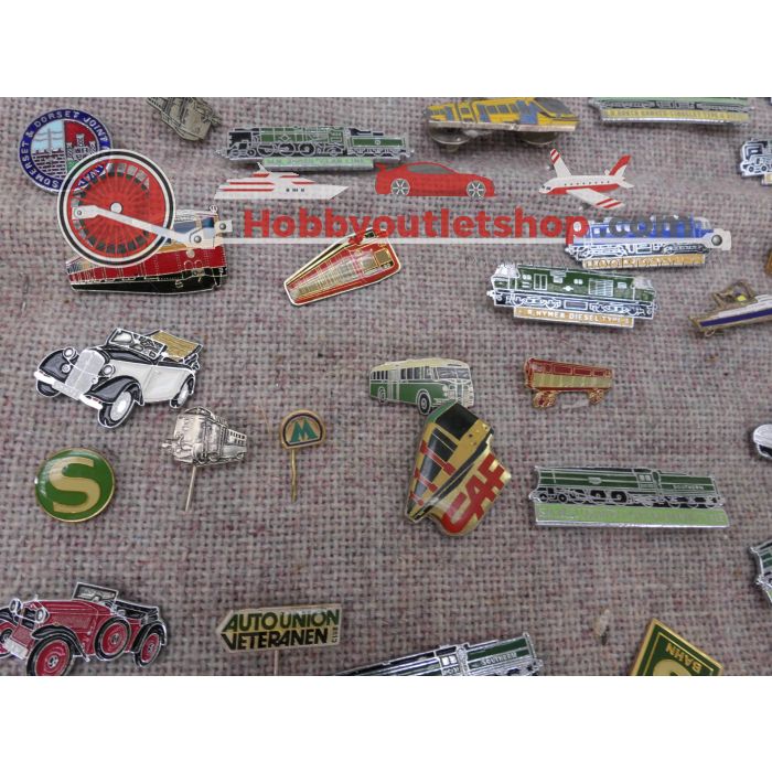 Ca. 50 speldjes, broches, pins e.d. van treinen, auto's, boten, trams etc. en een schaaltje van "the London underground" #4676 - sku: 20230727031717 - Gebruikt - Goede staat - Afbeelding 8
